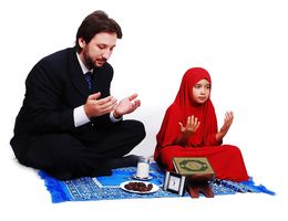 ayah-anak-perempuan-sedang-berdoa-buka-puasa sebagai ilustrasi dari apa makna berpuasa dalam islam dan nasrani