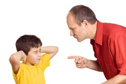 seorang-anak-yang-tidak-mau-mendengar-ayahnya-bicara