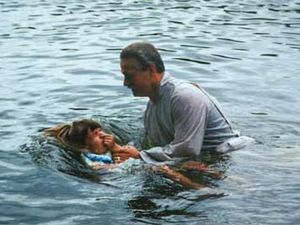 orang dibaptis selam dalam air salah satu syarat cara masuk agama kristen